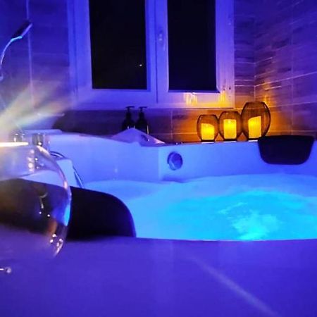 A l'Orée des pins - Gite indépendant avec baignoire balnéo et Home Cinéma en sup - Voir info de l'hôte Cuges-les-Pins Extérieur photo