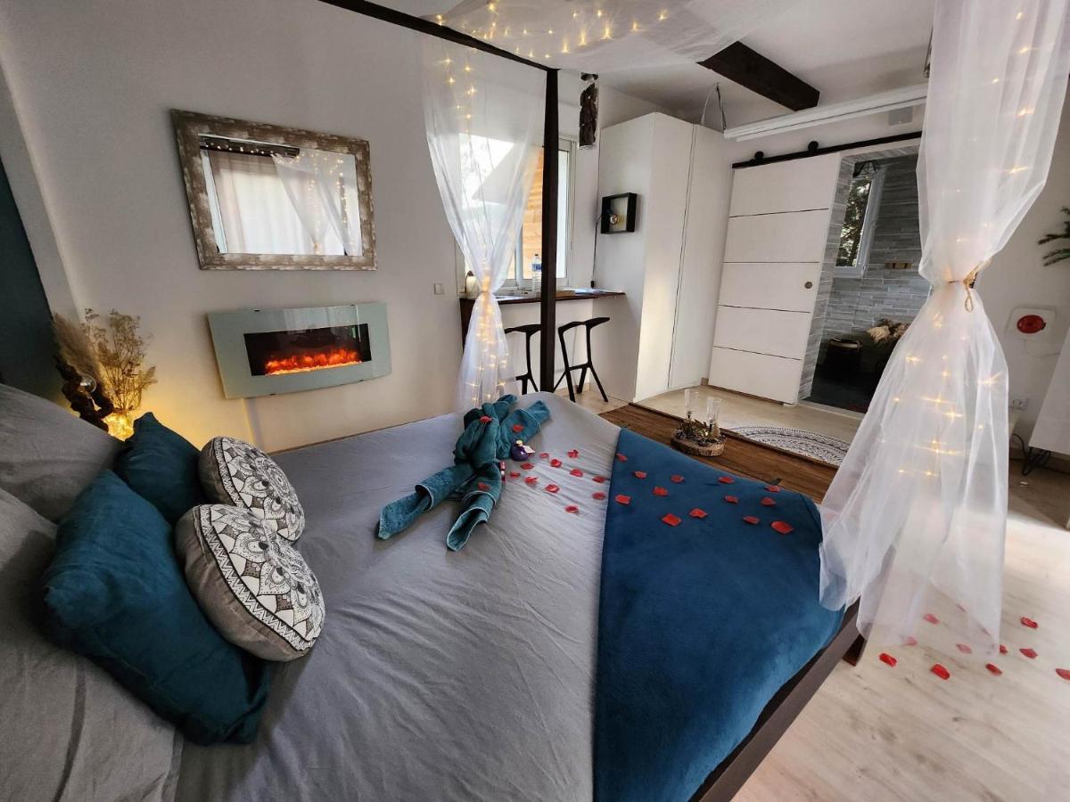 A l'Orée des pins - Gite indépendant avec baignoire balnéo et Home Cinéma en sup - Voir info de l'hôte Cuges-les-Pins Extérieur photo