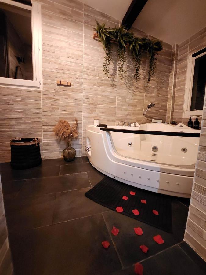 A l'Orée des pins - Gite indépendant avec baignoire balnéo et Home Cinéma en sup - Voir info de l'hôte Cuges-les-Pins Extérieur photo